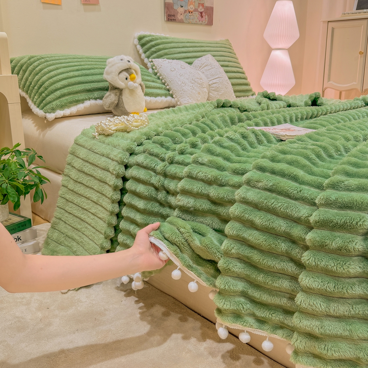 91家纺网 家纺一手货源 找家纺 眠势力 2025新款高克重毛毯抽条兔毛绒毯子多功能小球球加厚雪球盖毯 云朵雪球毯-绿