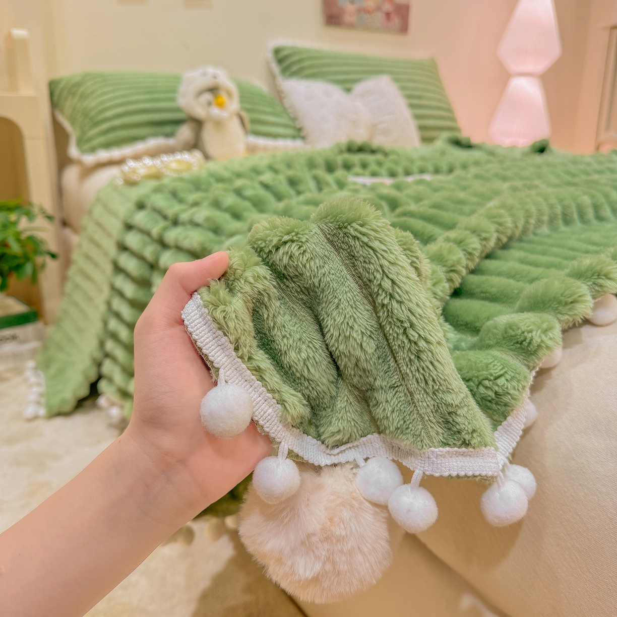 91家纺网 家纺一手货源 找家纺 眠势力 2025新款高克重毛毯抽条兔毛绒毯子多功能小球球加厚雪球盖毯 云朵雪球毯-绿