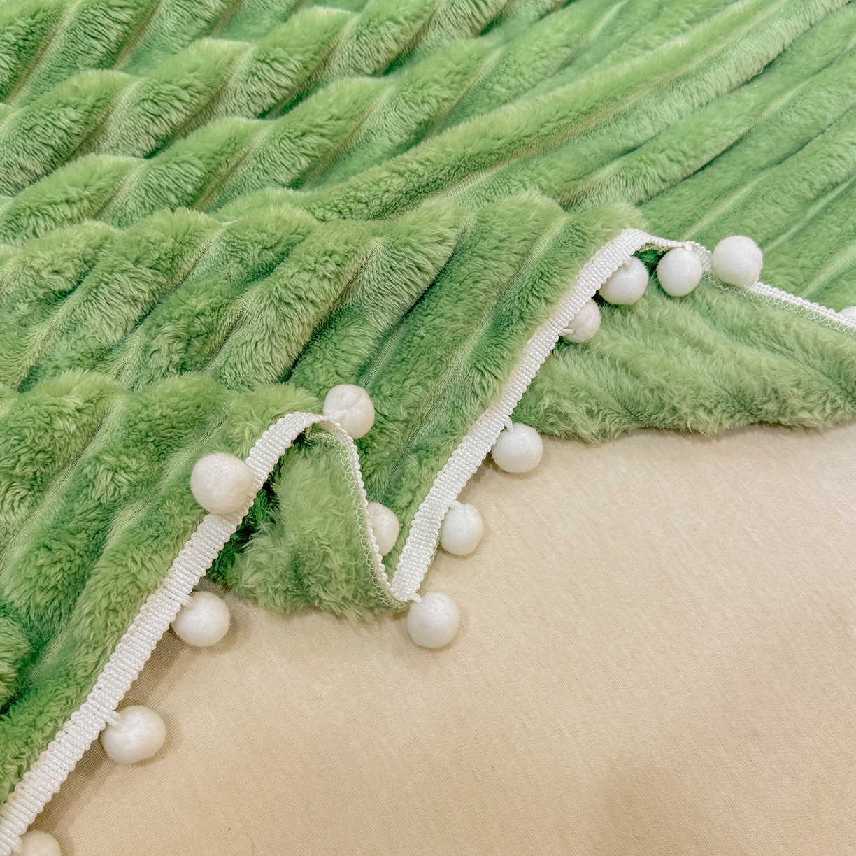 91家纺网 家纺一手货源 找家纺 眠势力 2025新款高克重毛毯抽条兔毛绒毯子多功能小球球加厚雪球盖毯 云朵雪球毯-绿