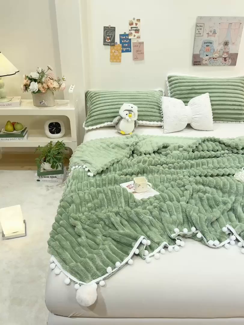 91家纺网 家纺一手货源 找家纺 眠势力 2025新款高克重毛毯抽条兔毛绒毯子多功能小球球加厚雪球盖毯 云朵雪球毯-绿