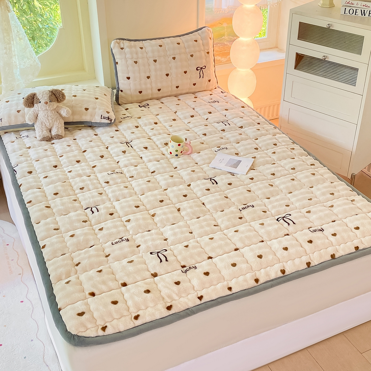 91家纺网 家纺一手货源 找家纺 眠势力 2025新款牛奶绒泡泡床垫加绒仿兔毛绒床褥子秋冬保暖珊瑚绒夹棉床护垫 爱心咖