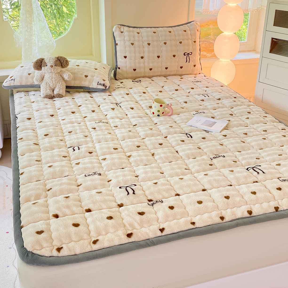 91家纺网 家纺一手货源 找家纺 眠势力 2025新款牛奶绒泡泡床垫加绒仿兔毛绒床褥子秋冬保暖珊瑚绒夹棉床护垫 爱心咖