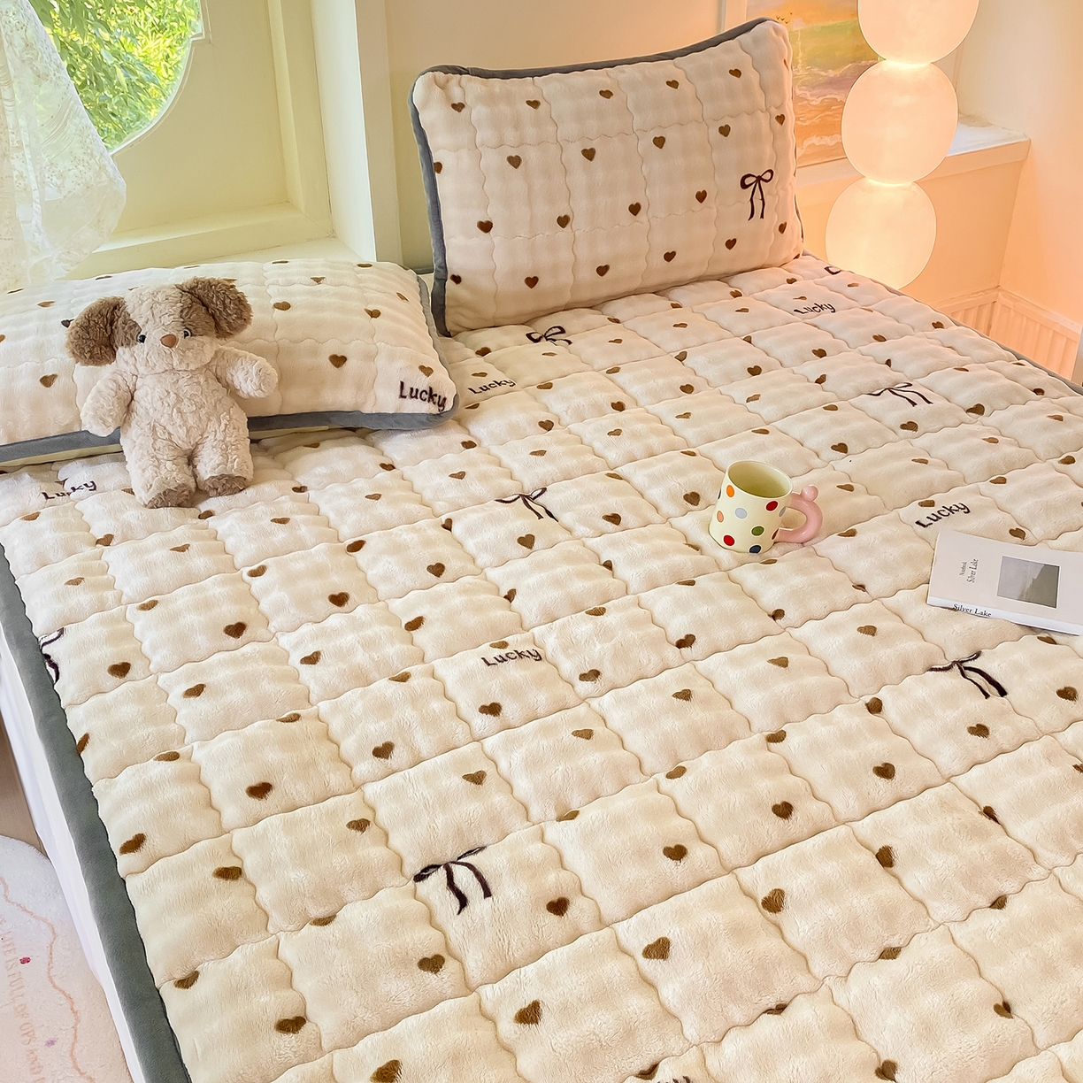 91家纺网 家纺一手货源 找家纺 眠势力 2025新款牛奶绒泡泡床垫加绒仿兔毛绒床褥子秋冬保暖珊瑚绒夹棉床护垫 爱心咖