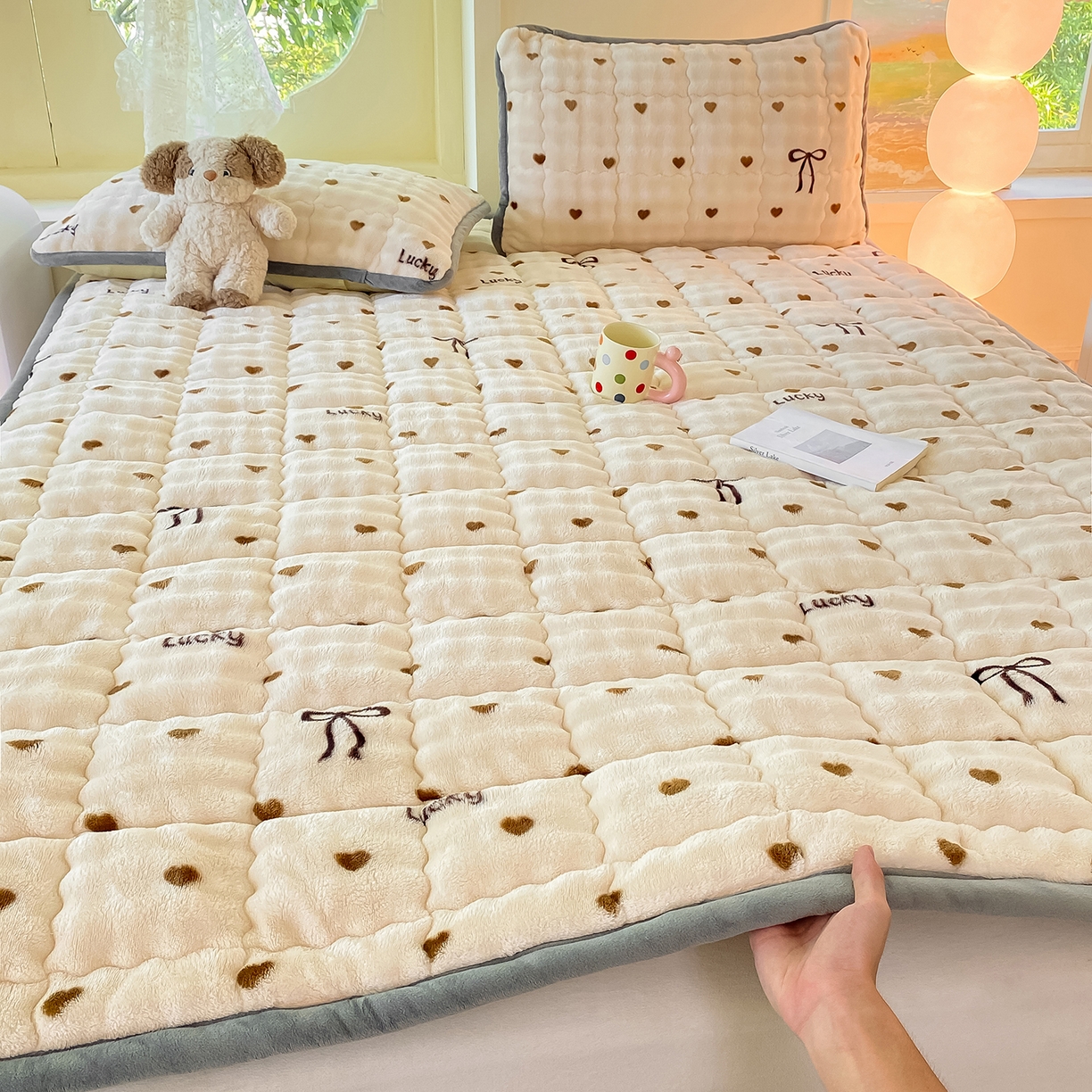 91家纺网 家纺一手货源 找家纺 眠势力 2025新款牛奶绒泡泡床垫加绒仿兔毛绒床褥子秋冬保暖珊瑚绒夹棉床护垫 爱心咖