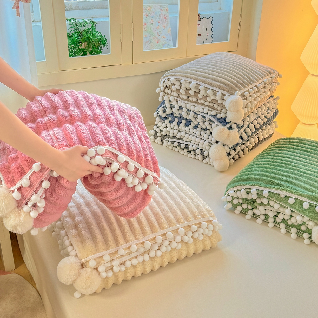 91家纺网 家纺一手货源 找家纺 眠势力 2025新款高克重毛毯抽条兔毛绒毯子多功能小球球加厚雪球盖毯 组合