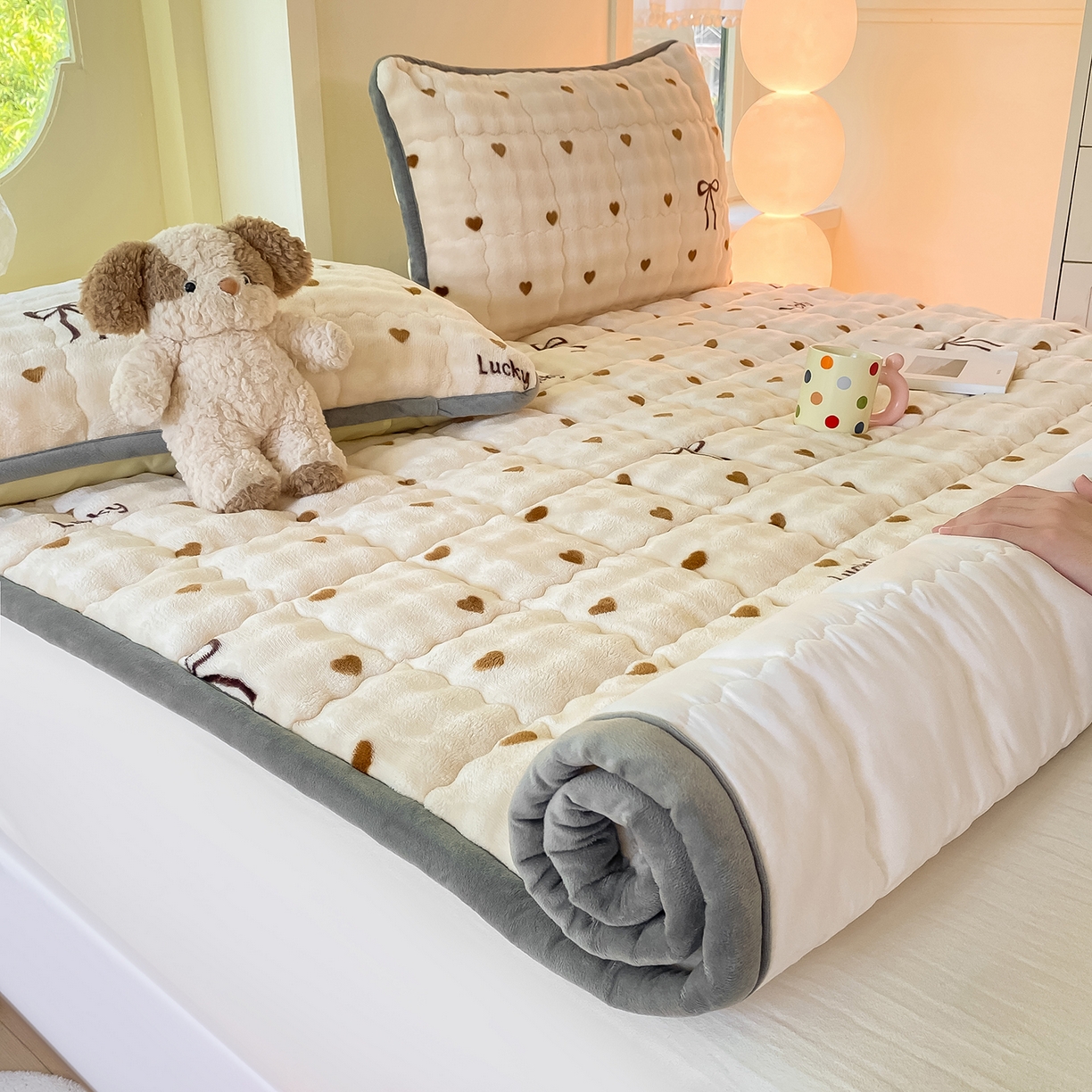 91家纺网 家纺一手货源 找家纺 眠势力 2025新款牛奶绒泡泡床垫加绒仿兔毛绒床褥子秋冬保暖珊瑚绒夹棉床护垫 爱心咖