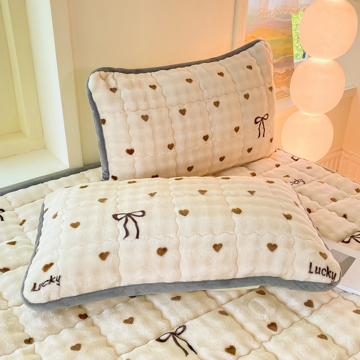 91家纺网 家纺一手货源 找家纺 眠势力 2025新款牛奶绒泡泡床垫加绒仿兔毛绒床褥子秋冬保暖珊瑚绒夹棉床护垫 爱心咖