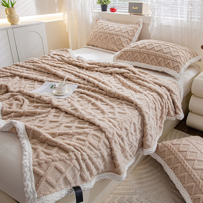 91家纺网 家纺一手货源 找家纺 栩裕纺织 2025新款双面塔芙绒毛毯家用毯子包边款 塔夫绒-浅卡其