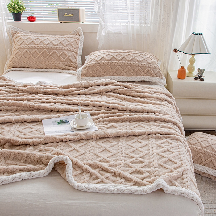 91家纺网 家纺一手货源 找家纺 栩裕纺织 2025新款双面塔芙绒毛毯家用毯子包边款 塔夫绒-浅卡其