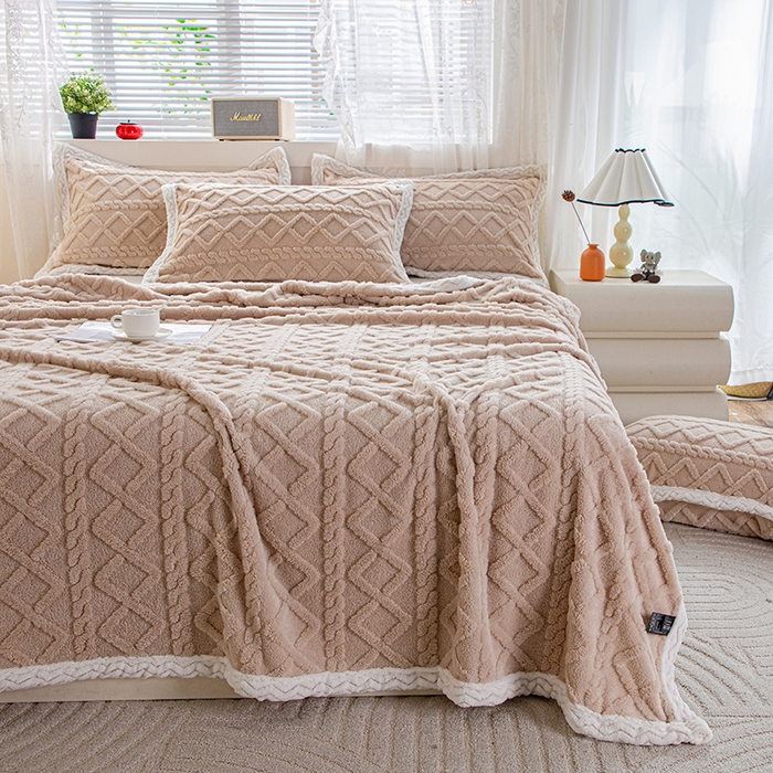 91家纺网 家纺一手货源 找家纺 栩裕纺织 2025新款双面塔芙绒毛毯家用毯子包边款 塔夫绒-浅卡其