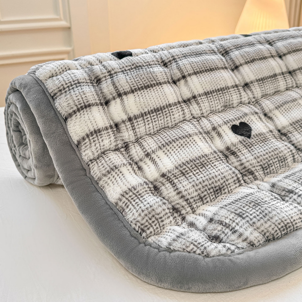 91家纺网 家纺一手货源 找家纺 眠势力 2025新款牛奶绒泡泡床垫加绒仿兔毛绒床褥子秋冬保暖珊瑚绒夹棉床护垫 格子爱心