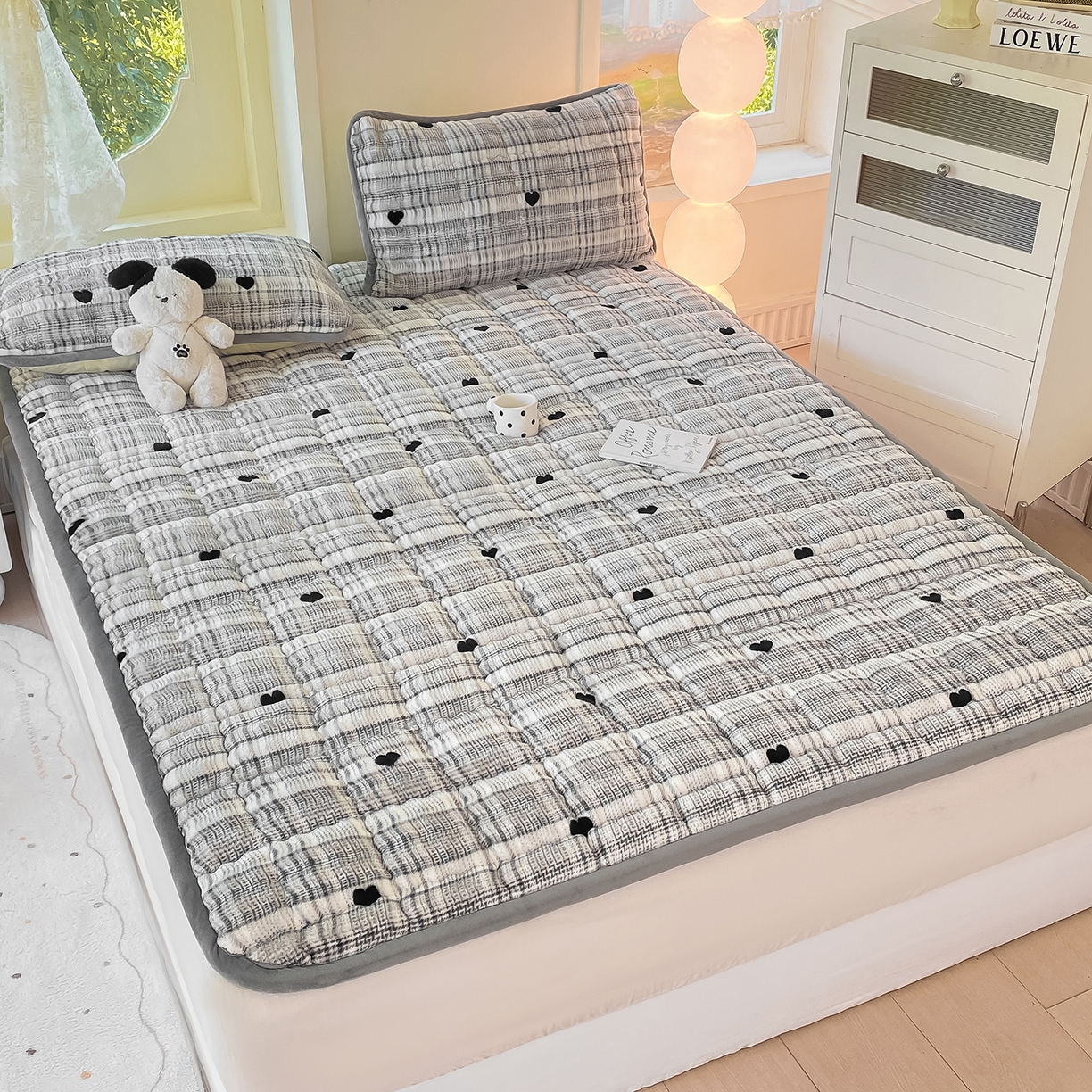 91家纺网 家纺一手货源 找家纺 眠势力 2025新款牛奶绒泡泡床垫加绒仿兔毛绒床褥子秋冬保暖珊瑚绒夹棉床护垫 格子爱心