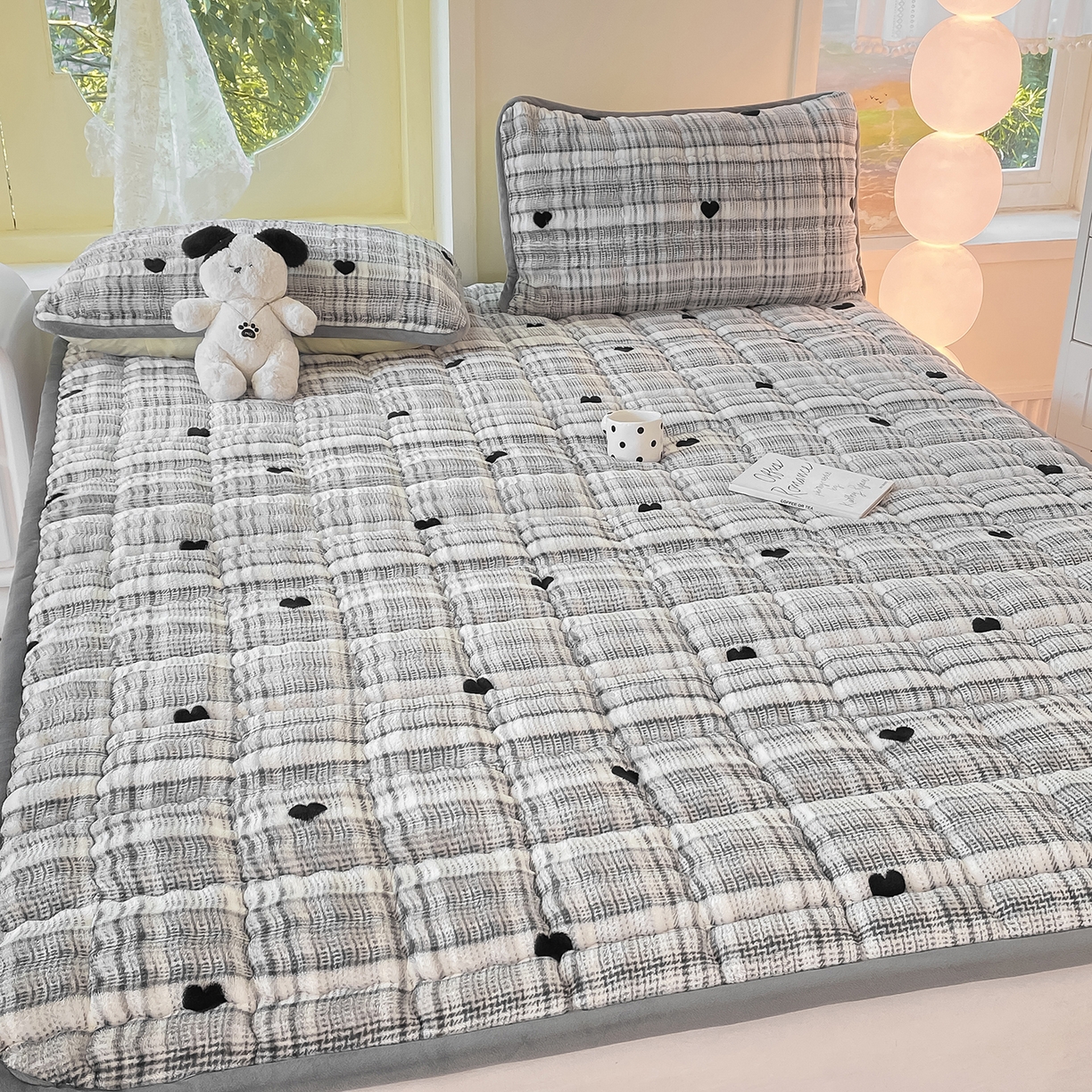 91家纺网 家纺一手货源 找家纺 眠势力 2025新款牛奶绒泡泡床垫加绒仿兔毛绒床褥子秋冬保暖珊瑚绒夹棉床护垫 格子爱心