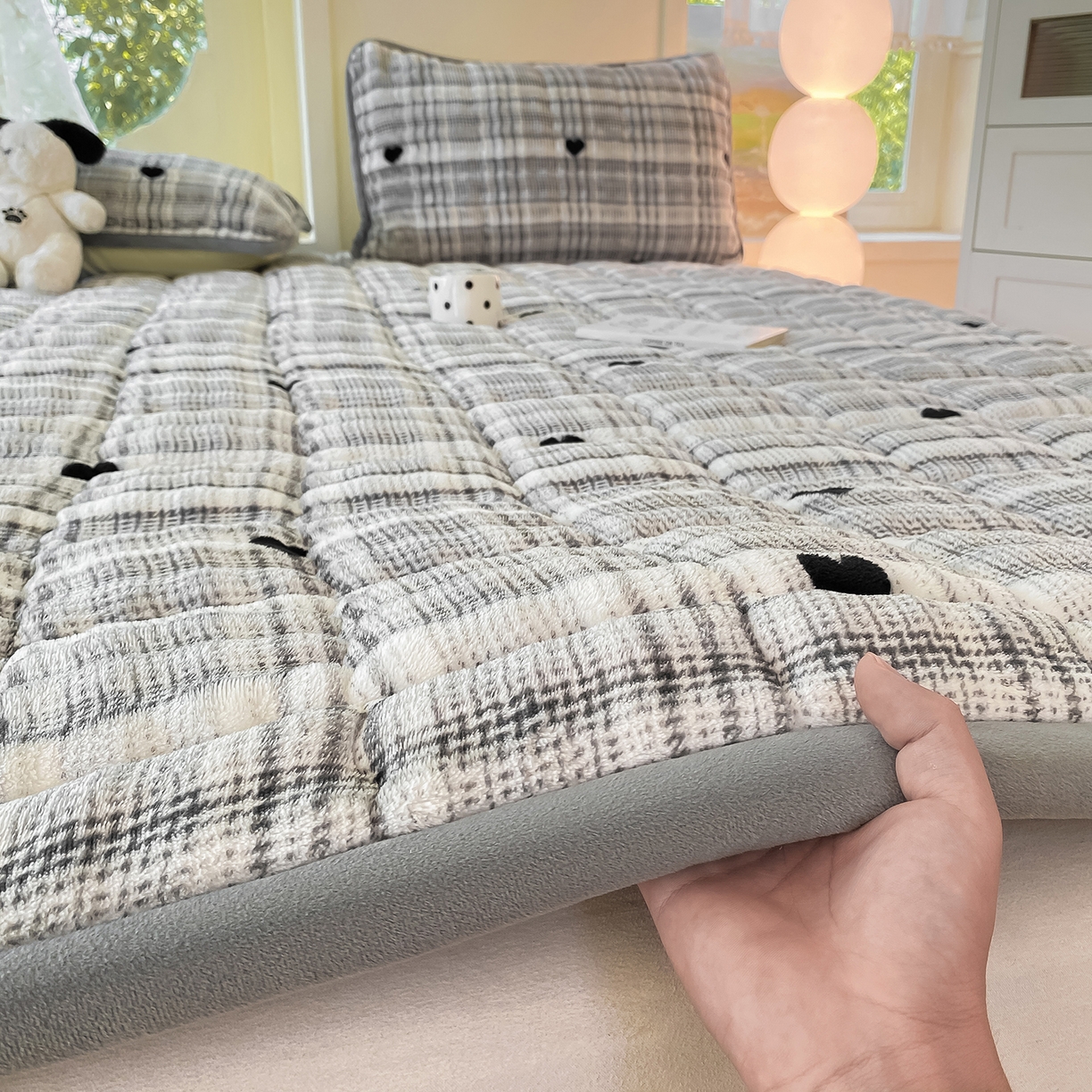 91家纺网 家纺一手货源 找家纺 眠势力 2025新款牛奶绒泡泡床垫加绒仿兔毛绒床褥子秋冬保暖珊瑚绒夹棉床护垫 格子爱心