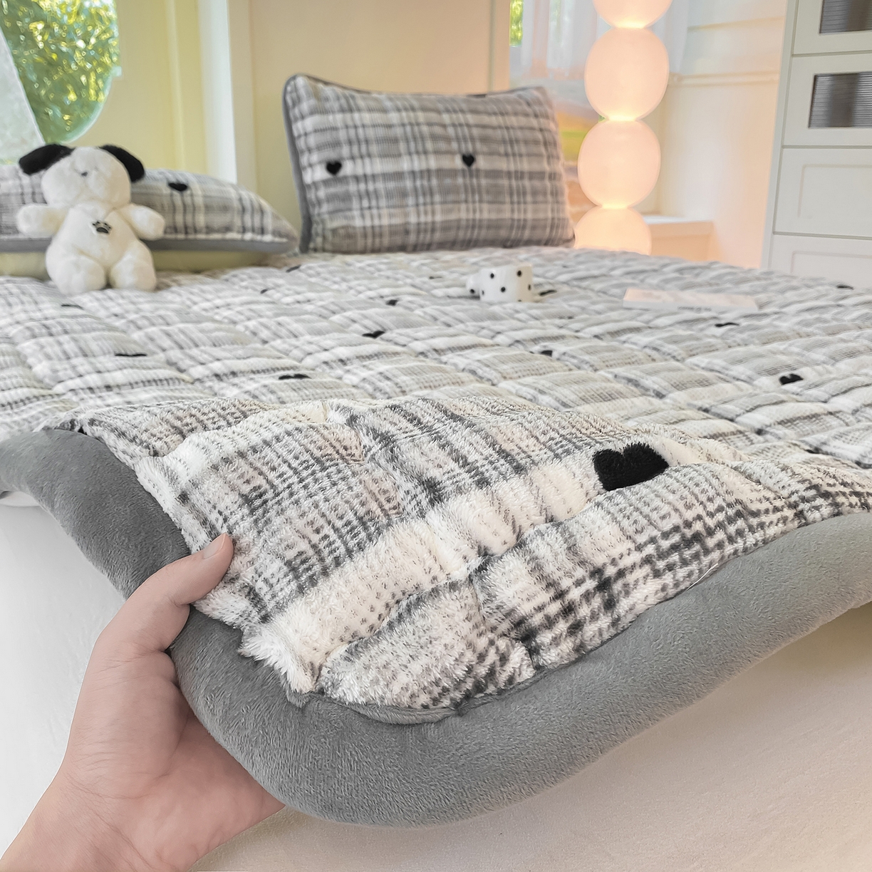 91家纺网 家纺一手货源 找家纺 眠势力 2025新款牛奶绒泡泡床垫加绒仿兔毛绒床褥子秋冬保暖珊瑚绒夹棉床护垫 格子爱心