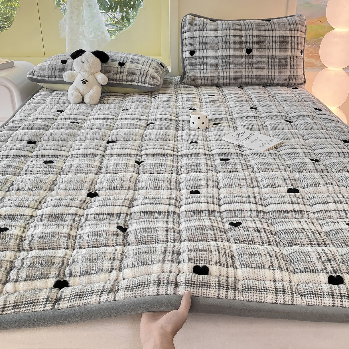 91家纺网 家纺一手货源 找家纺 眠势力 2025新款牛奶绒泡泡床垫加绒仿兔毛绒床褥子秋冬保暖珊瑚绒夹棉床护垫 格子爱心