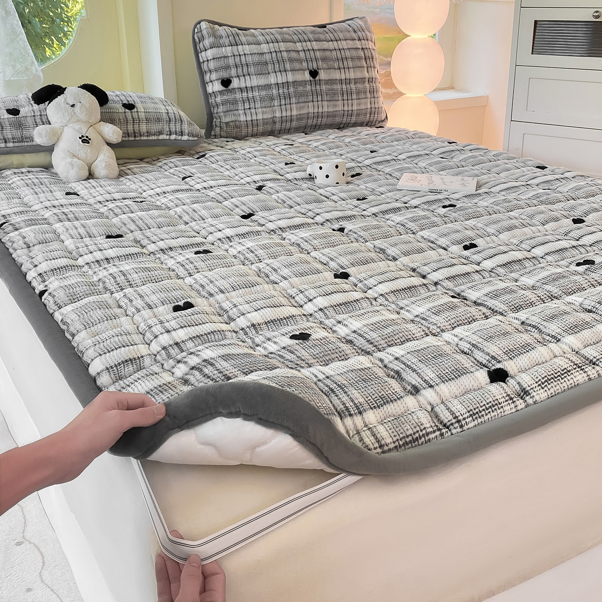 91家纺网 家纺一手货源 找家纺 眠势力 2025新款牛奶绒泡泡床垫加绒仿兔毛绒床褥子秋冬保暖珊瑚绒夹棉床护垫 格子爱心