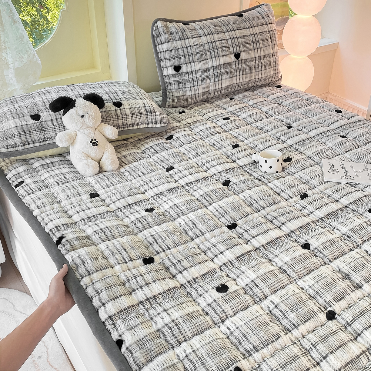 91家纺网 家纺一手货源 找家纺 眠势力 2025新款牛奶绒泡泡床垫加绒仿兔毛绒床褥子秋冬保暖珊瑚绒夹棉床护垫 格子爱心