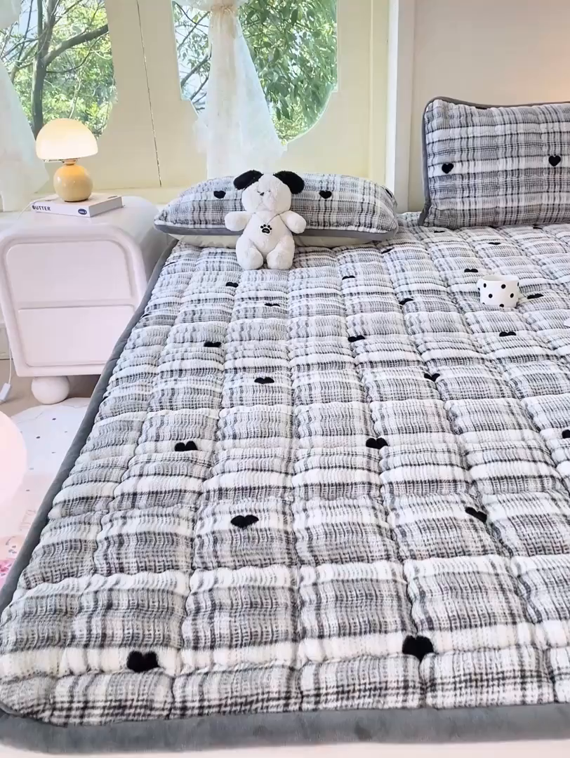 91家纺网 家纺一手货源 找家纺 眠势力 2025新款牛奶绒泡泡床垫加绒仿兔毛绒床褥子秋冬保暖珊瑚绒夹棉床护垫 格子爱心