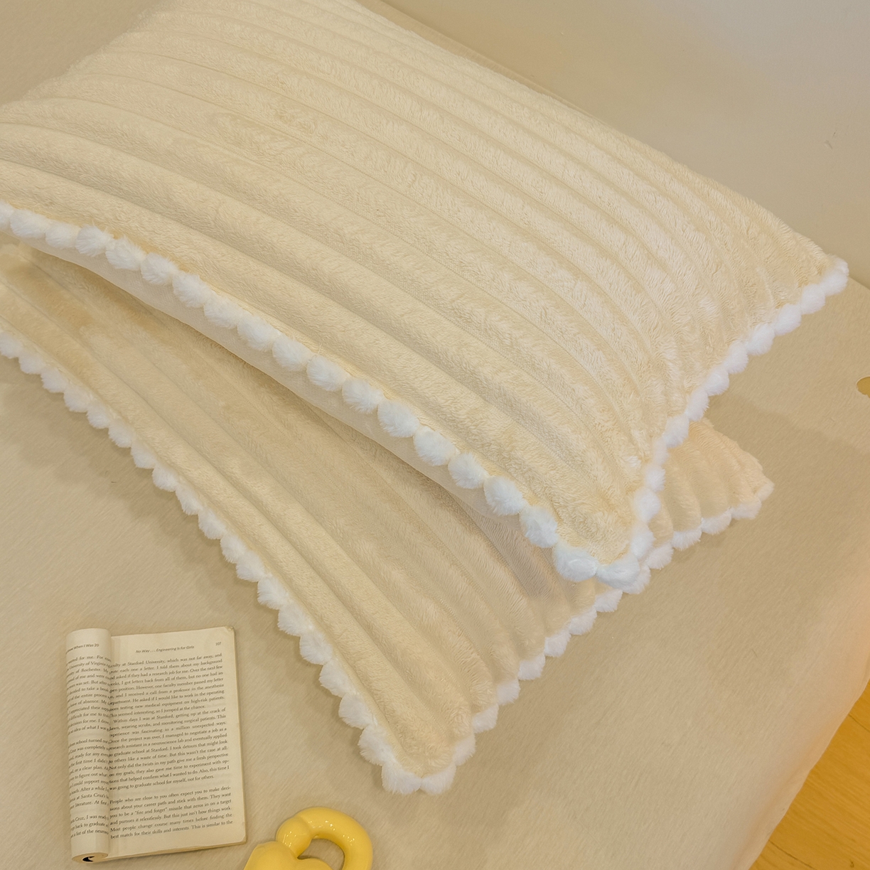 91家纺网 家纺一手货源 找家纺 （总）眠势力 2025新款高克重牛奶绒球球枕套抽条兔毛绒小毛球加厚雪球枕头套拉链款