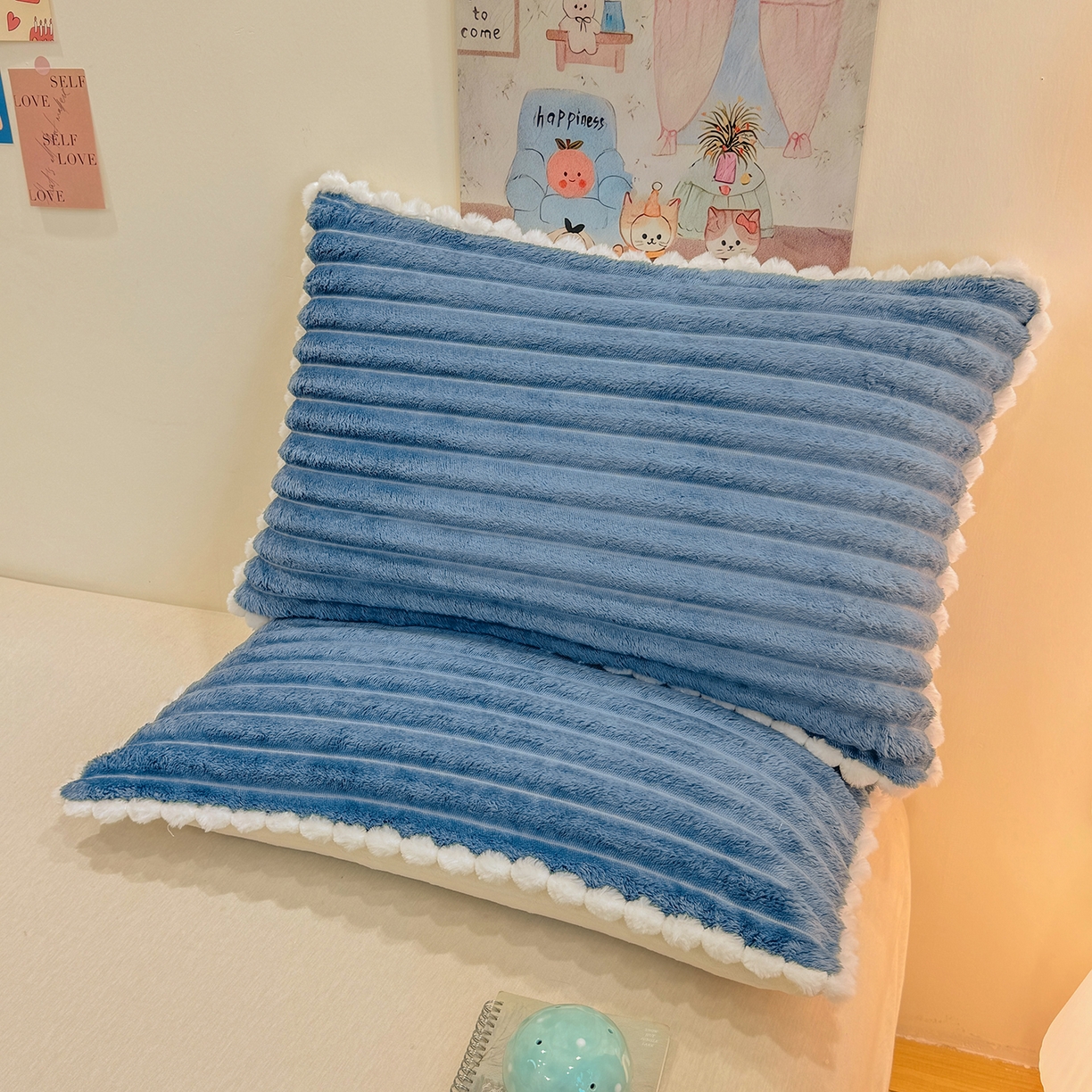 91家纺网 家纺一手货源 找家纺 （总）眠势力 2025新款高克重牛奶绒球球枕套抽条兔毛绒小毛球加厚雪球枕头套拉链款