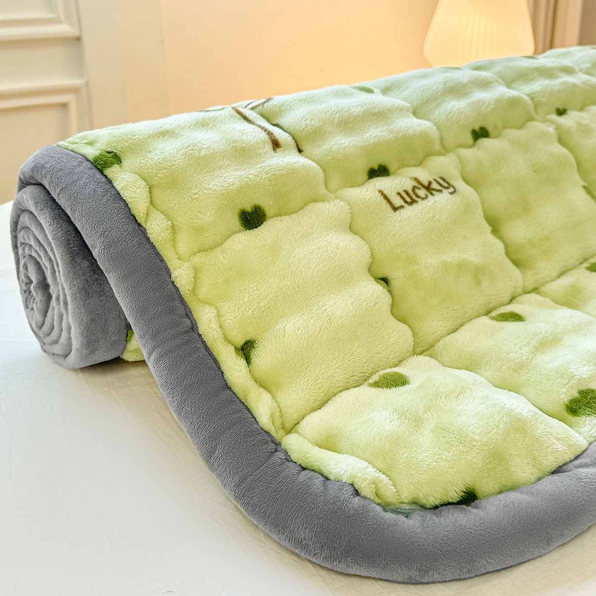 91家纺网 家纺一手货源 找家纺 眠势力 2025新款牛奶绒泡泡床垫加绒仿兔毛绒床褥子秋冬保暖珊瑚绒夹棉床护垫 爱心绿