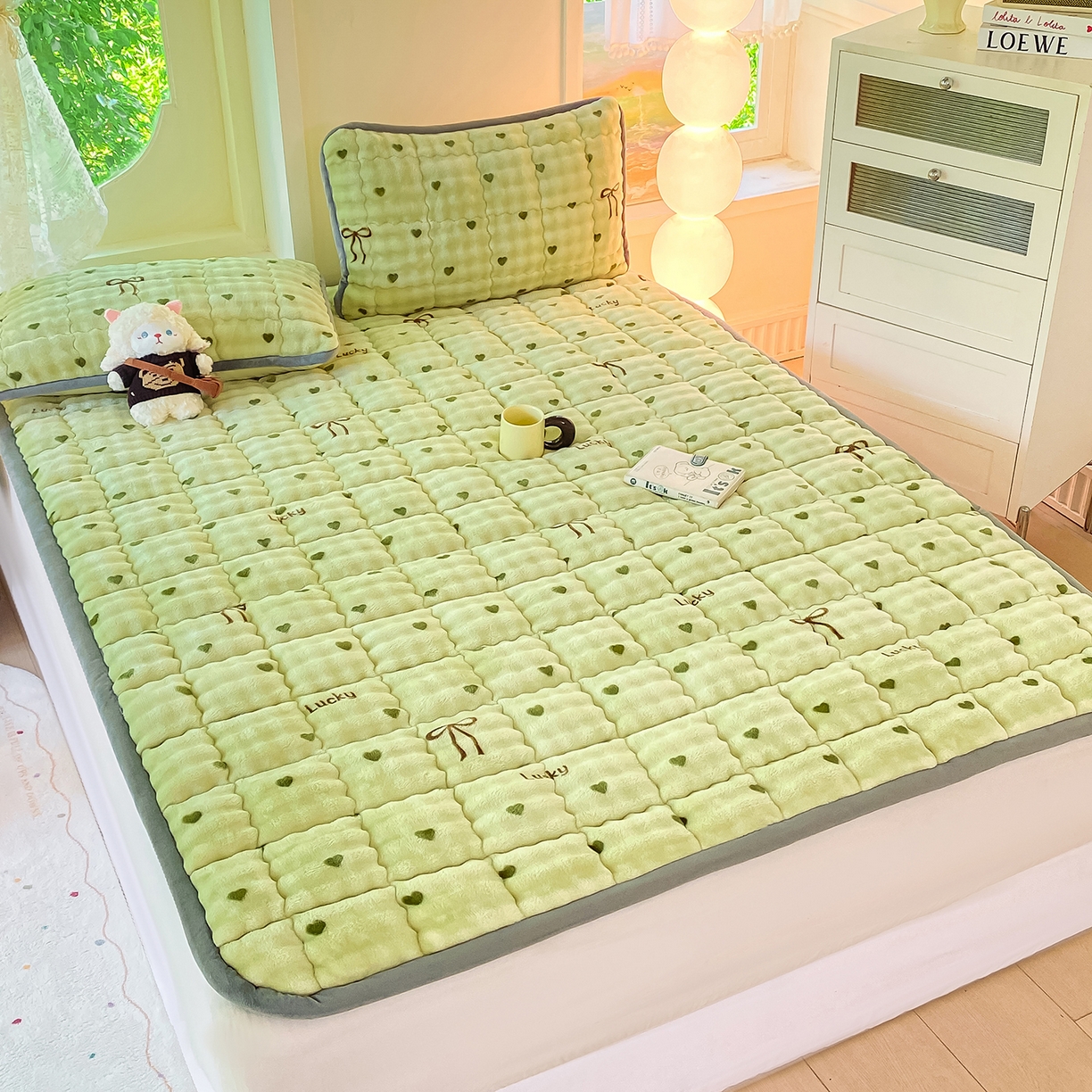 91家纺网 家纺一手货源 找家纺 眠势力 2025新款牛奶绒泡泡床垫加绒仿兔毛绒床褥子秋冬保暖珊瑚绒夹棉床护垫 爱心绿