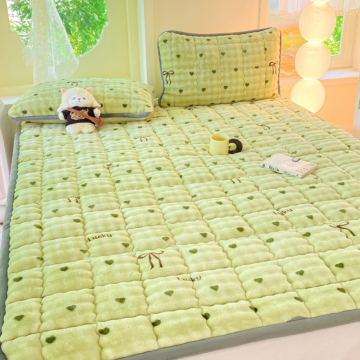 91家纺网 家纺一手货源 找家纺 眠势力 2025新款牛奶绒泡泡床垫加绒仿兔毛绒床褥子秋冬保暖珊瑚绒夹棉床护垫 爱心绿