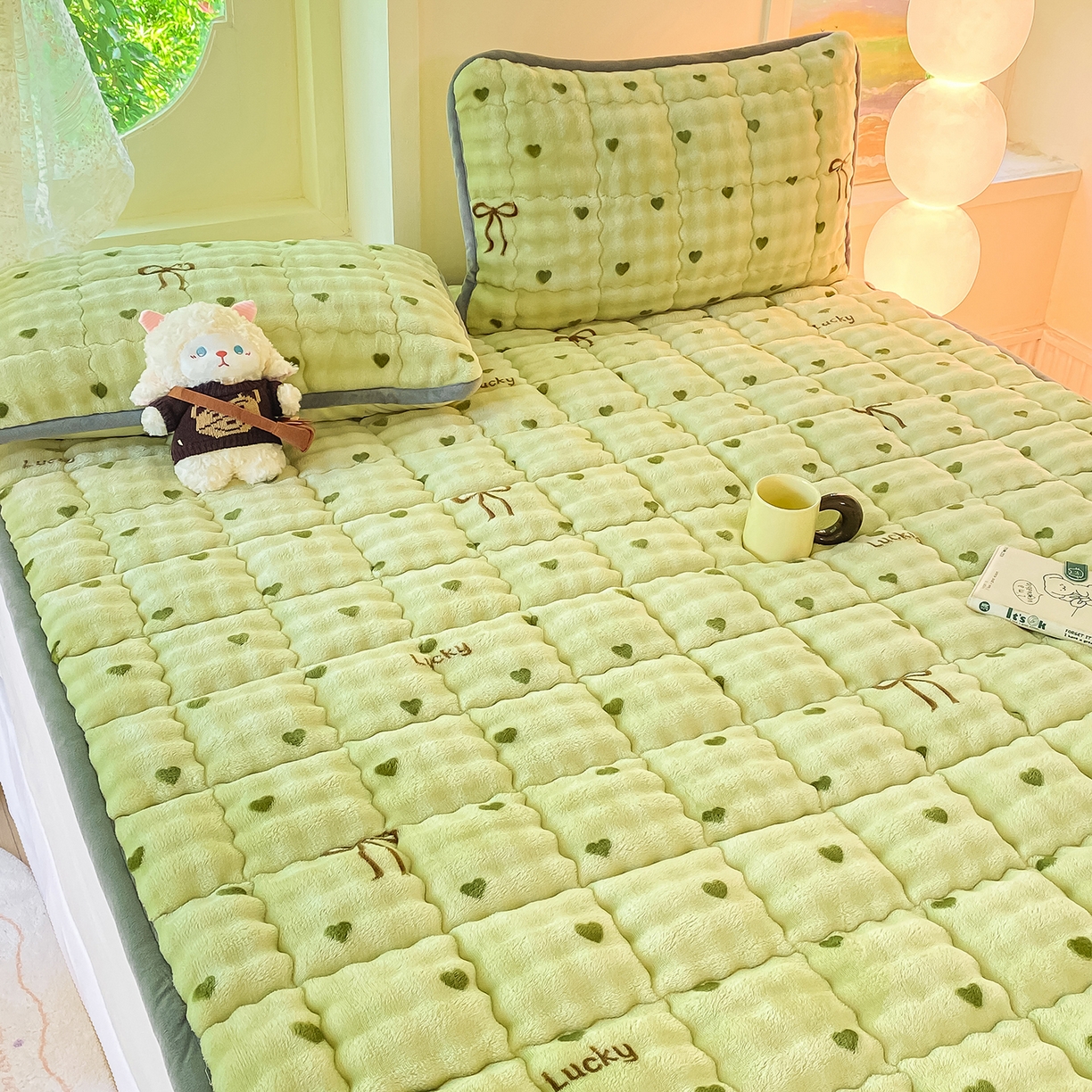 91家纺网 家纺一手货源 找家纺 眠势力 2025新款牛奶绒泡泡床垫加绒仿兔毛绒床褥子秋冬保暖珊瑚绒夹棉床护垫 爱心绿