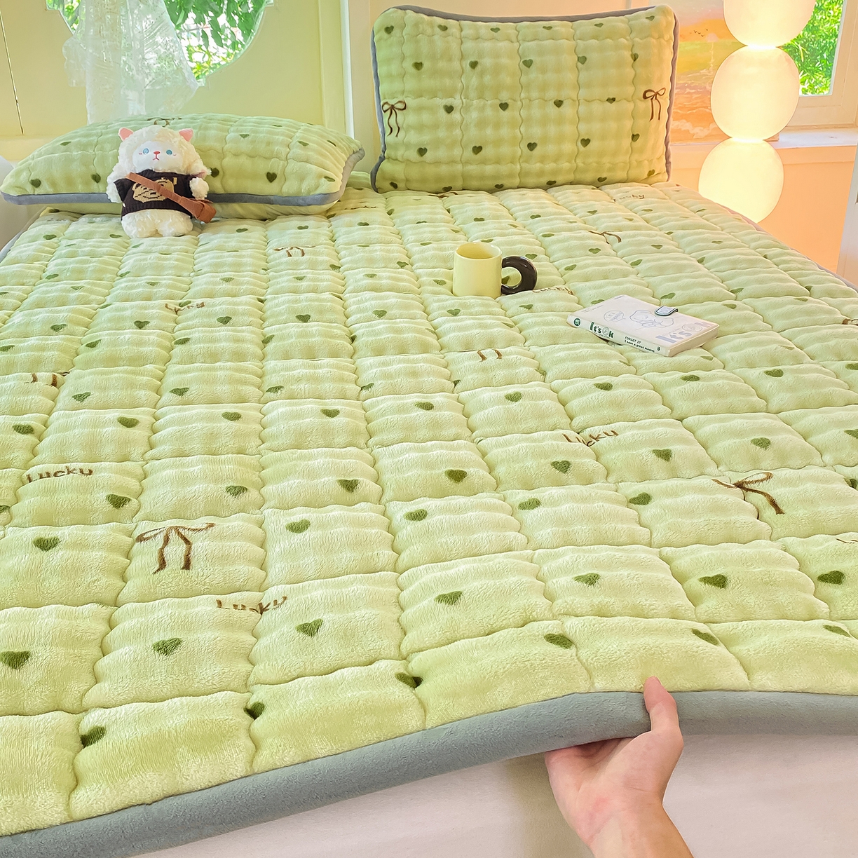 91家纺网 家纺一手货源 找家纺 眠势力 2025新款牛奶绒泡泡床垫加绒仿兔毛绒床褥子秋冬保暖珊瑚绒夹棉床护垫 爱心绿