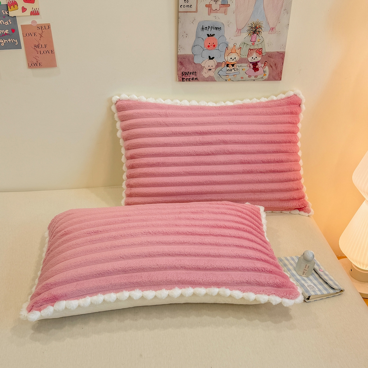 91家纺网 家纺一手货源 找家纺 眠势力 2025新款高克重牛奶绒球球枕套抽条兔毛绒小毛球加厚雪球枕头套拉链款 云朵雪球毯-粉