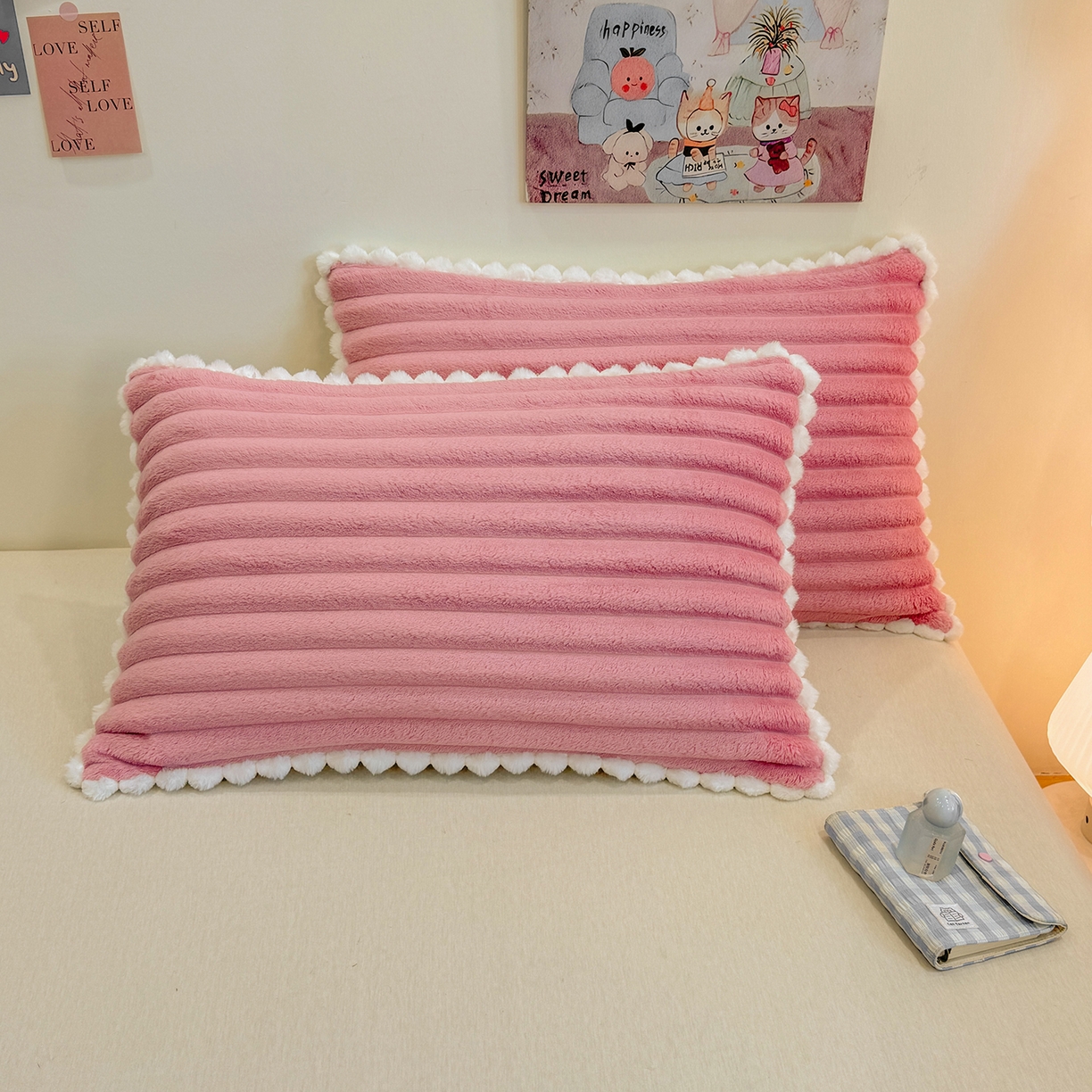 91家纺网 家纺一手货源 找家纺 眠势力 2025新款高克重牛奶绒球球枕套抽条兔毛绒小毛球加厚雪球枕头套拉链款 云朵雪球毯-粉