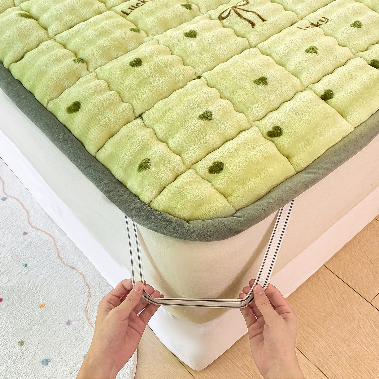 91家纺网 家纺一手货源 找家纺 眠势力 2025新款牛奶绒泡泡床垫加绒仿兔毛绒床褥子秋冬保暖珊瑚绒夹棉床护垫 爱心绿