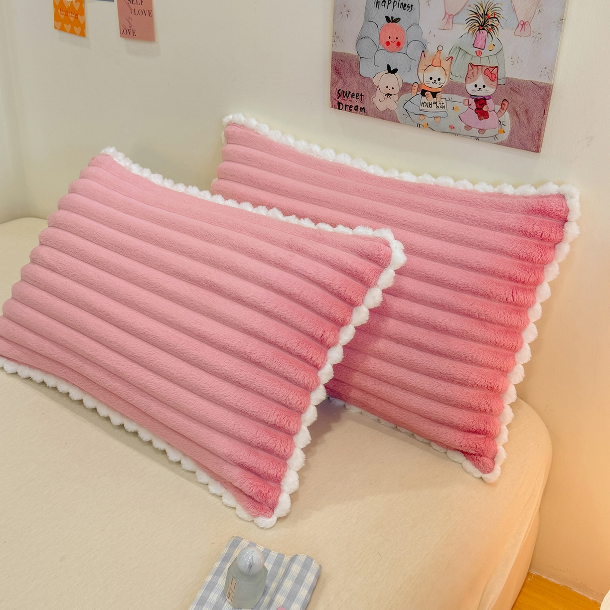 91家纺网 家纺一手货源 找家纺 眠势力 2025新款高克重牛奶绒球球枕套抽条兔毛绒小毛球加厚雪球枕头套拉链款 云朵雪球毯-粉