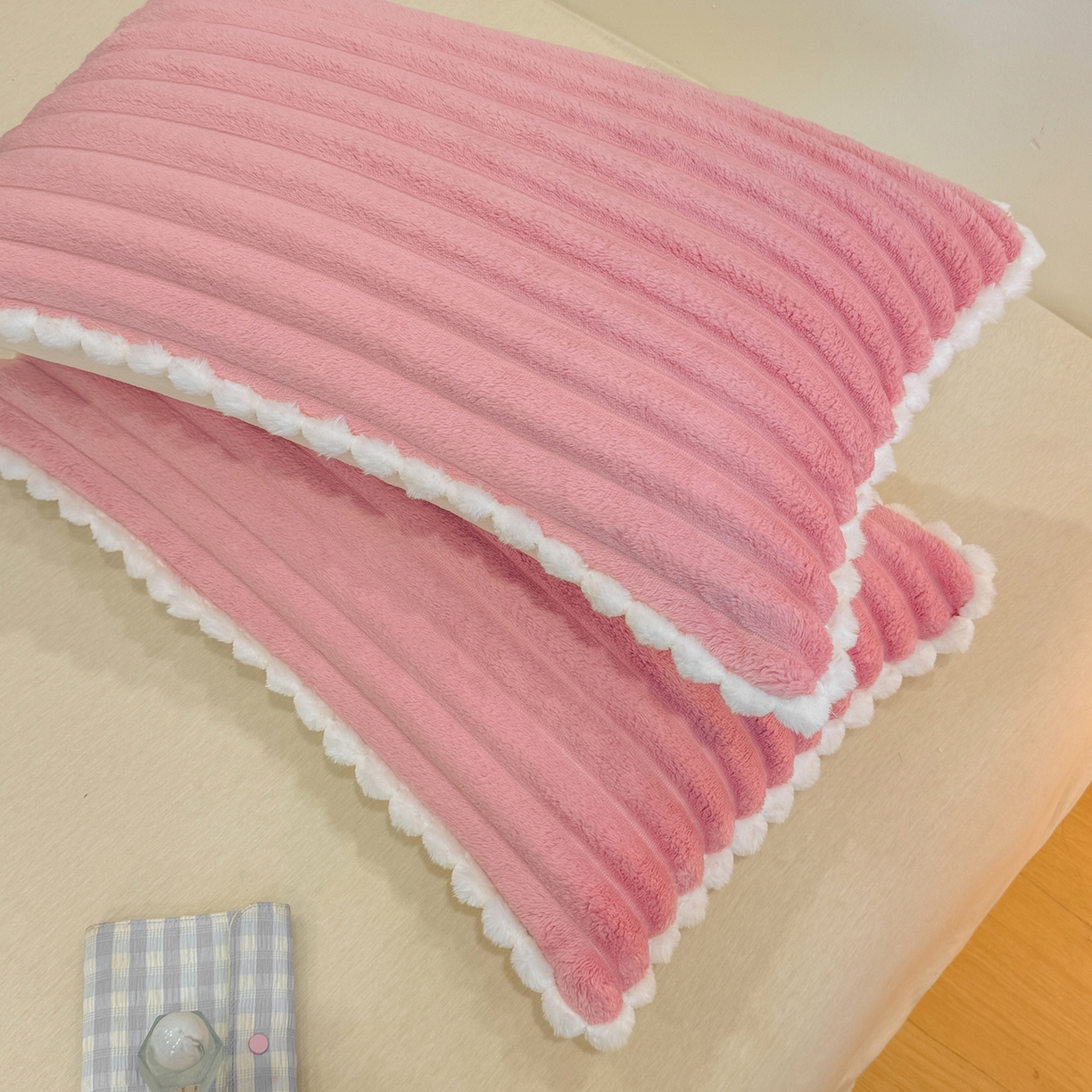 91家纺网 家纺一手货源 找家纺 眠势力 2025新款高克重牛奶绒球球枕套抽条兔毛绒小毛球加厚雪球枕头套拉链款 云朵雪球毯-粉