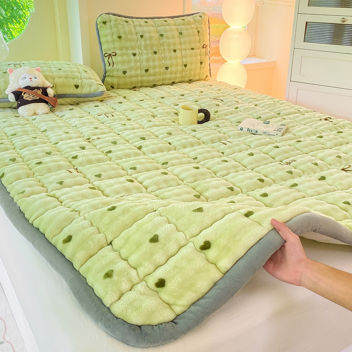 91家纺网 家纺一手货源 找家纺 眠势力 2025新款牛奶绒泡泡床垫加绒仿兔毛绒床褥子秋冬保暖珊瑚绒夹棉床护垫 爱心绿