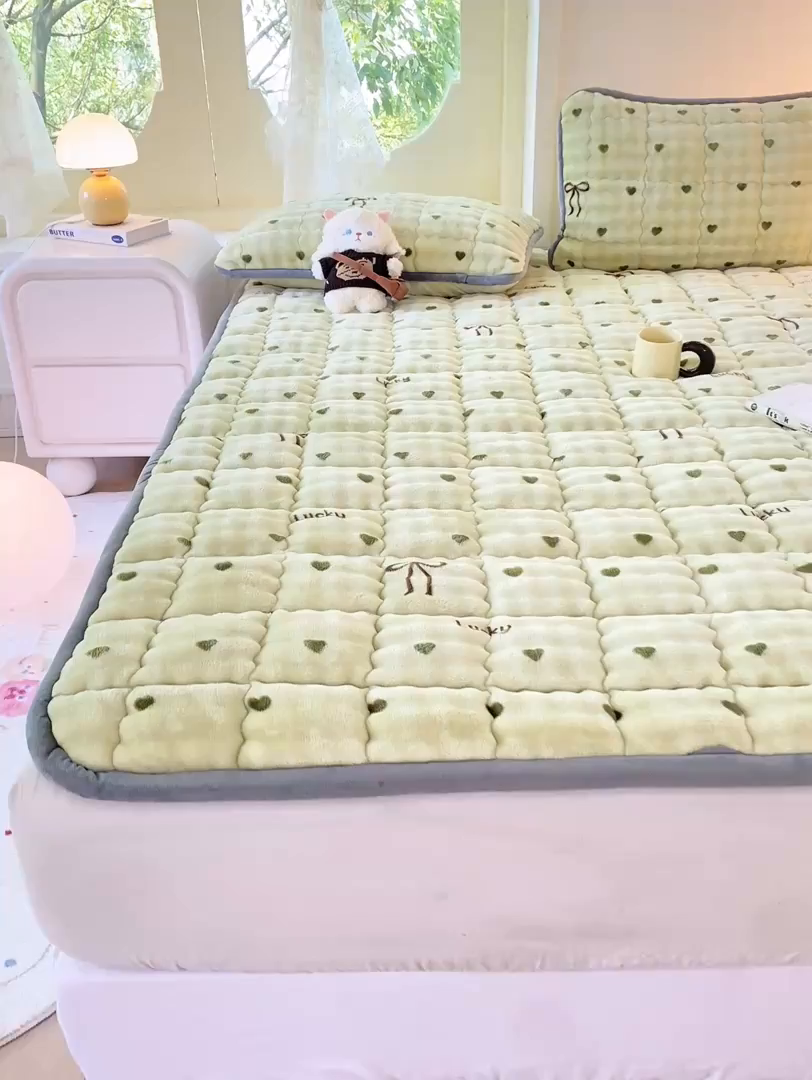91家纺网 家纺一手货源 找家纺 眠势力 2025新款牛奶绒泡泡床垫加绒仿兔毛绒床褥子秋冬保暖珊瑚绒夹棉床护垫 爱心绿