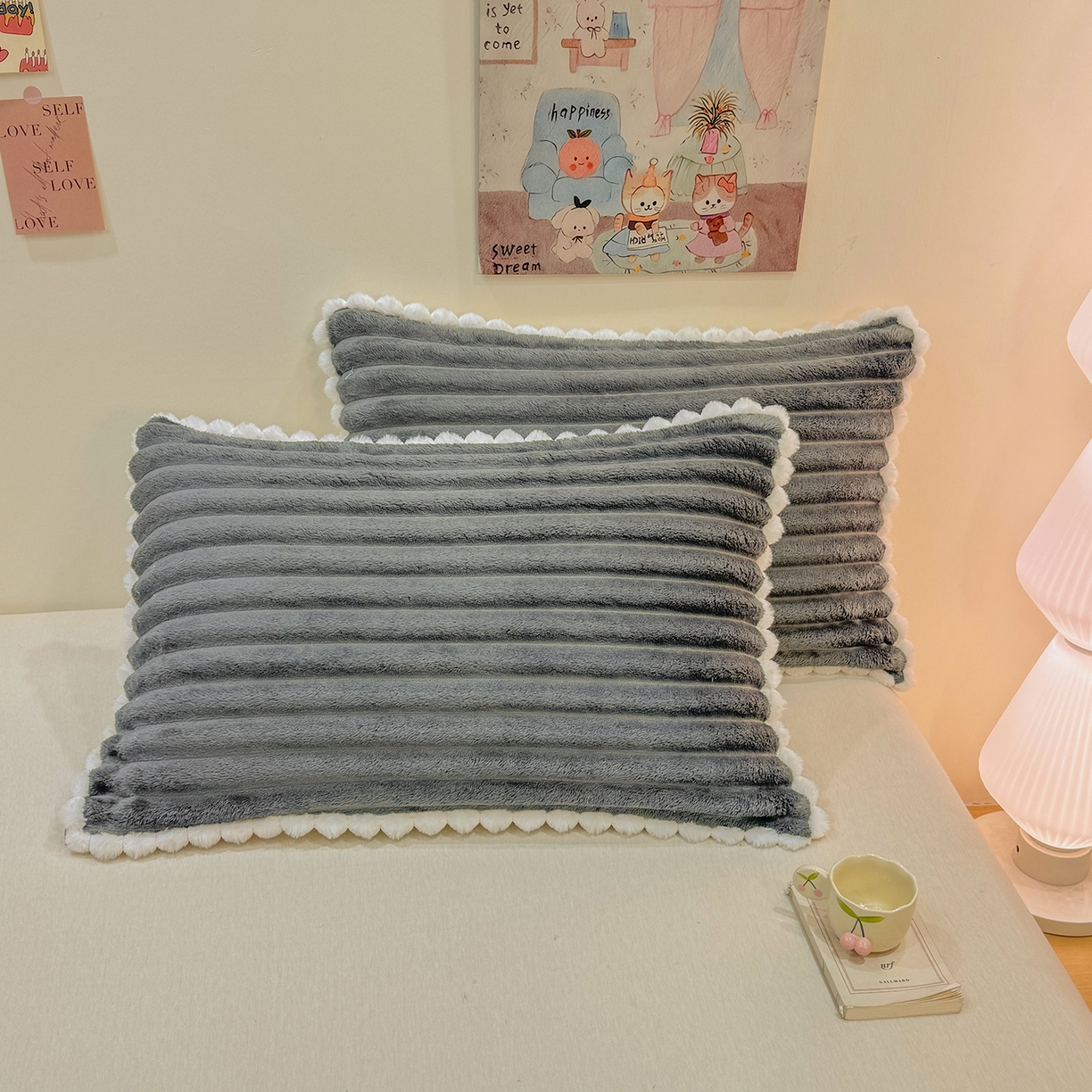 91家纺网 家纺一手货源 找家纺 眠势力 2025新款高克重牛奶绒球球枕套抽条兔毛绒小毛球加厚雪球枕头套拉链款 云朵雪球毯-灰