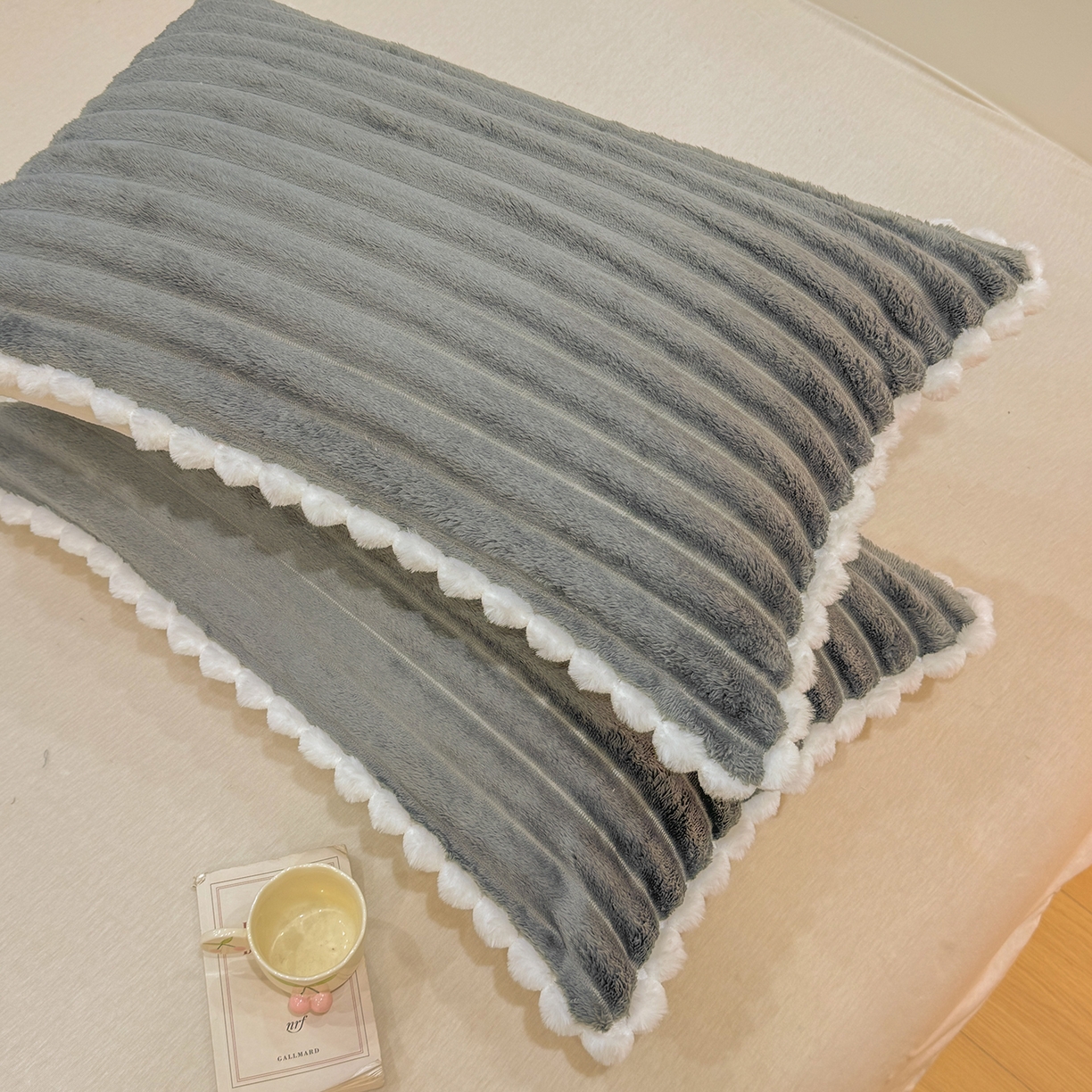 91家纺网 家纺一手货源 找家纺 眠势力 2025新款高克重牛奶绒球球枕套抽条兔毛绒小毛球加厚雪球枕头套拉链款 云朵雪球毯-灰