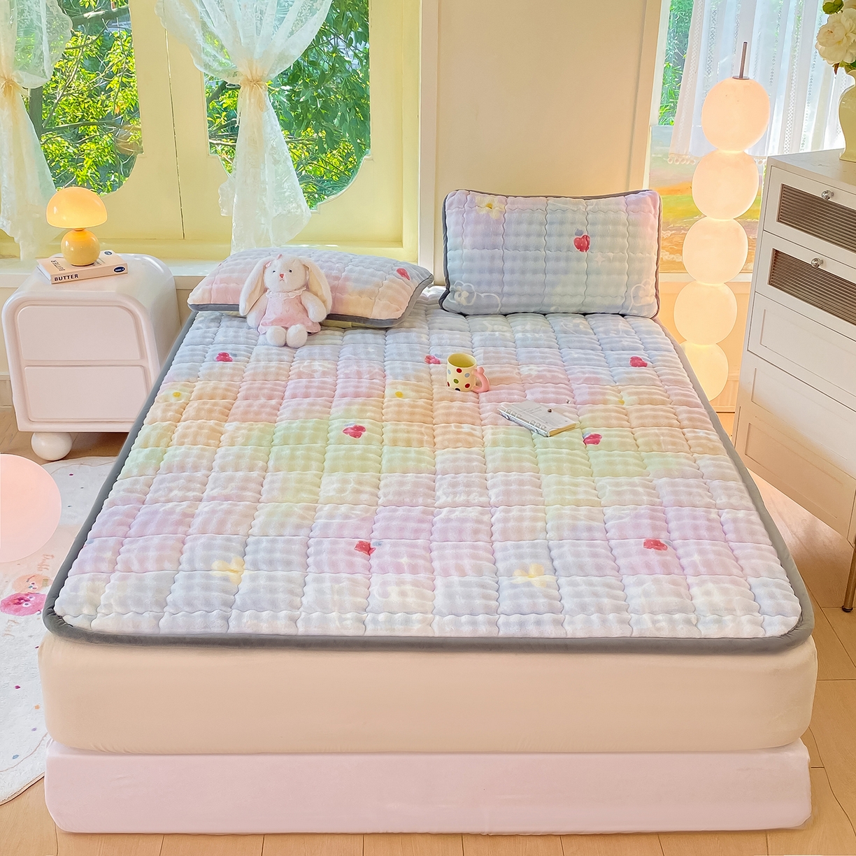 91家纺网 家纺一手货源 找家纺 眠势力 2025新款牛奶绒泡泡床垫加绒仿兔毛绒床褥子秋冬保暖珊瑚绒夹棉床护垫 草莓KT