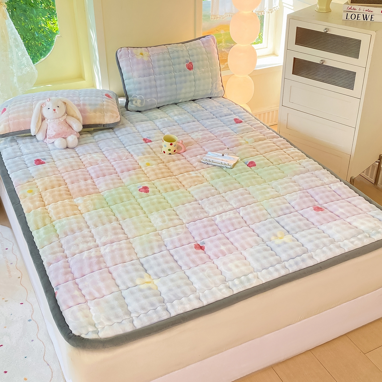 91家纺网 家纺一手货源 找家纺 眠势力 2025新款牛奶绒泡泡床垫加绒仿兔毛绒床褥子秋冬保暖珊瑚绒夹棉床护垫 草莓KT