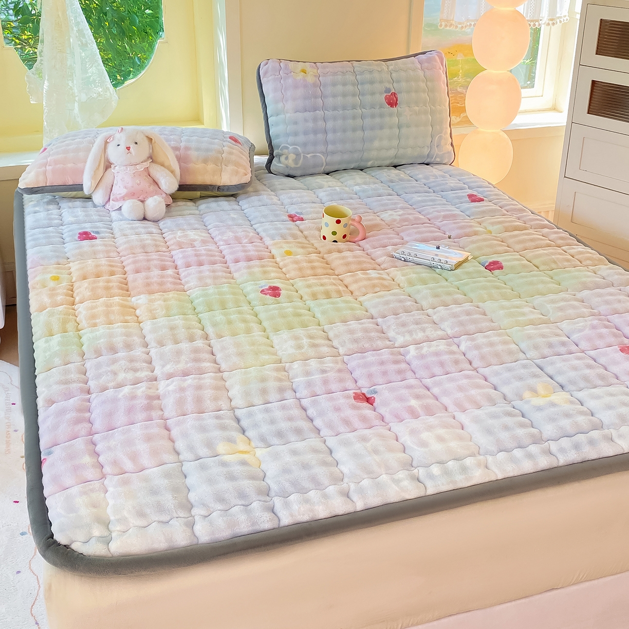 91家纺网 家纺一手货源 找家纺 眠势力 2025新款牛奶绒泡泡床垫加绒仿兔毛绒床褥子秋冬保暖珊瑚绒夹棉床护垫 草莓KT