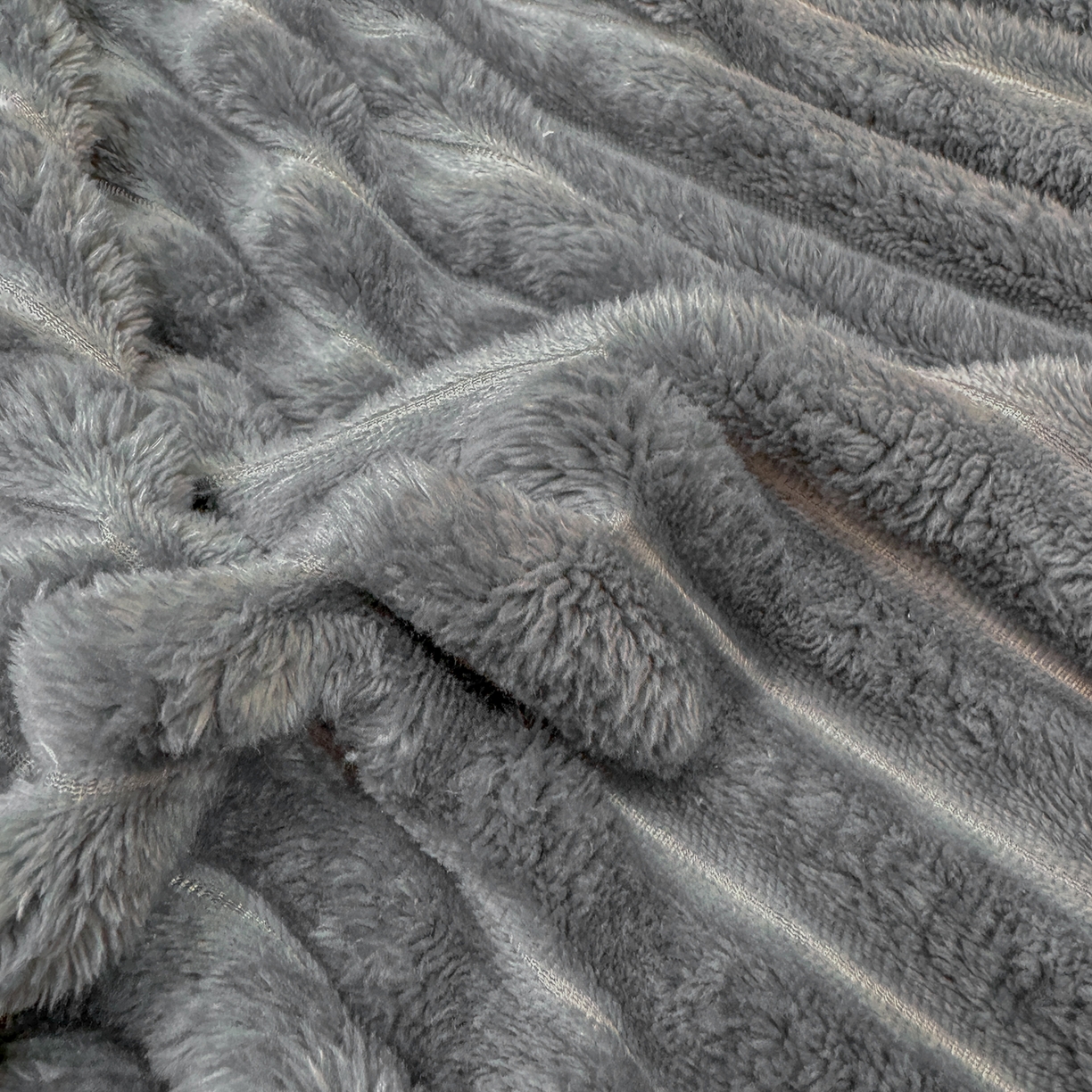 91家纺网 家纺一手货源 找家纺 眠势力 2025新款高克重牛奶绒球球枕套抽条兔毛绒小毛球加厚雪球枕头套拉链款 云朵雪球毯-灰