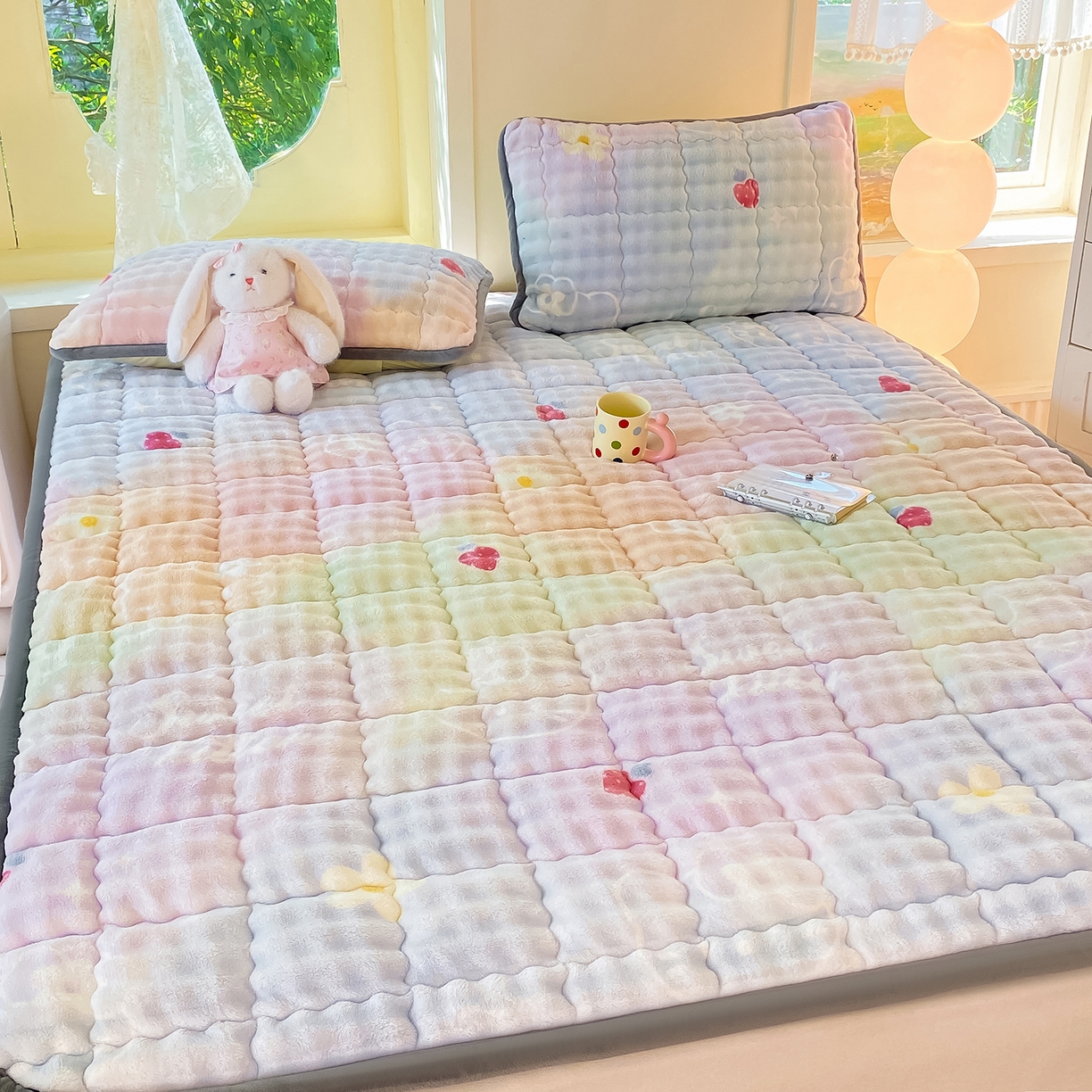 91家纺网 家纺一手货源 找家纺 眠势力 2025新款牛奶绒泡泡床垫加绒仿兔毛绒床褥子秋冬保暖珊瑚绒夹棉床护垫 草莓KT