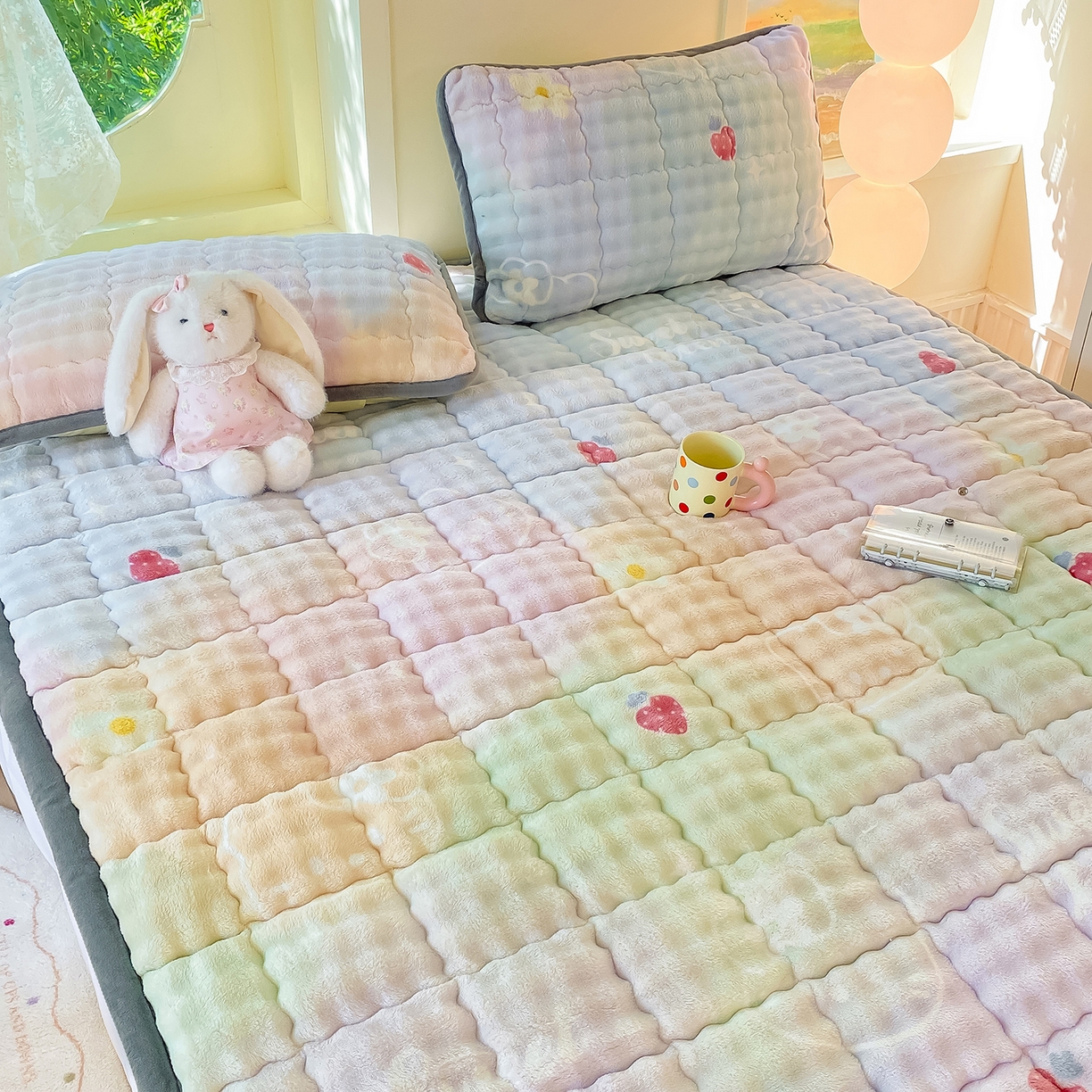 91家纺网 家纺一手货源 找家纺 眠势力 2025新款牛奶绒泡泡床垫加绒仿兔毛绒床褥子秋冬保暖珊瑚绒夹棉床护垫 草莓KT