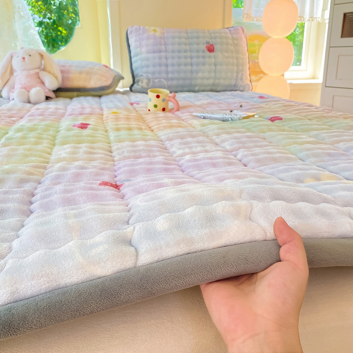 91家纺网 家纺一手货源 找家纺 眠势力 2025新款牛奶绒泡泡床垫加绒仿兔毛绒床褥子秋冬保暖珊瑚绒夹棉床护垫 草莓KT