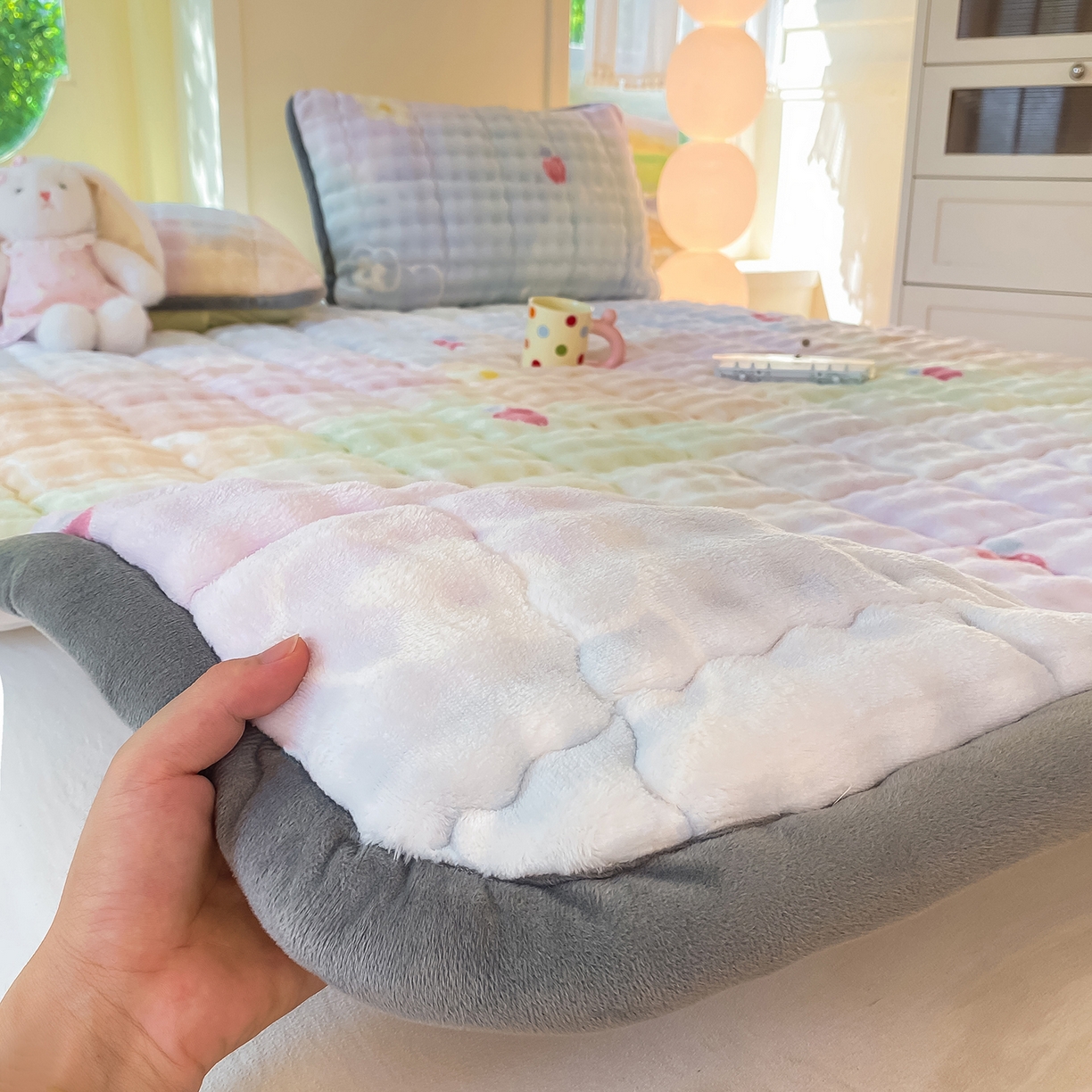 91家纺网 家纺一手货源 找家纺 眠势力 2025新款牛奶绒泡泡床垫加绒仿兔毛绒床褥子秋冬保暖珊瑚绒夹棉床护垫 草莓KT