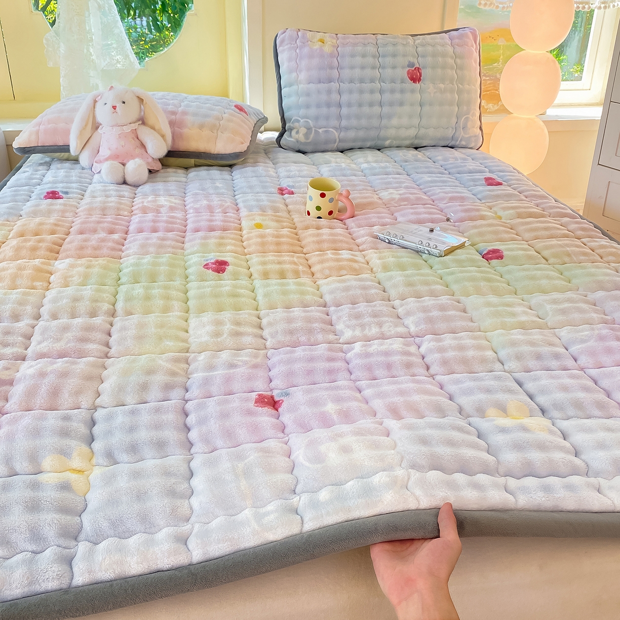 91家纺网 家纺一手货源 找家纺 眠势力 2025新款牛奶绒泡泡床垫加绒仿兔毛绒床褥子秋冬保暖珊瑚绒夹棉床护垫 草莓KT