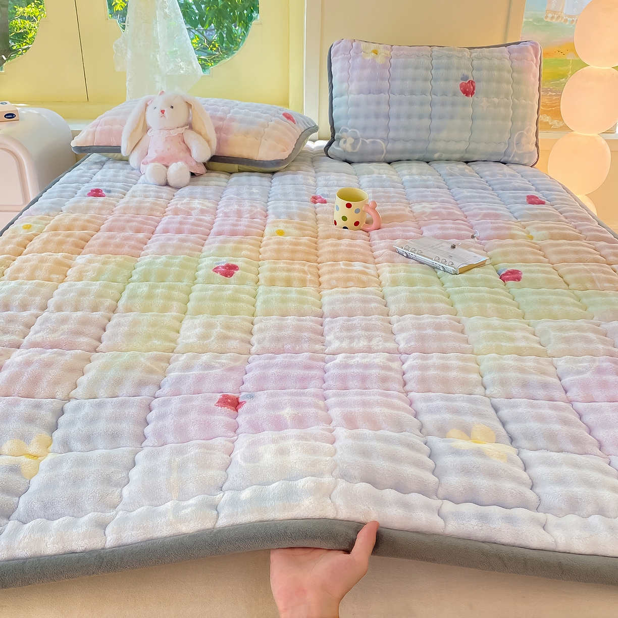 91家纺网 家纺一手货源 找家纺 眠势力 2025新款牛奶绒泡泡床垫加绒仿兔毛绒床褥子秋冬保暖珊瑚绒夹棉床护垫 草莓KT