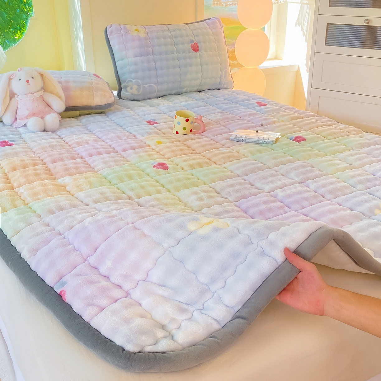 91家纺网 家纺一手货源 找家纺 眠势力 2025新款牛奶绒泡泡床垫加绒仿兔毛绒床褥子秋冬保暖珊瑚绒夹棉床护垫 草莓KT